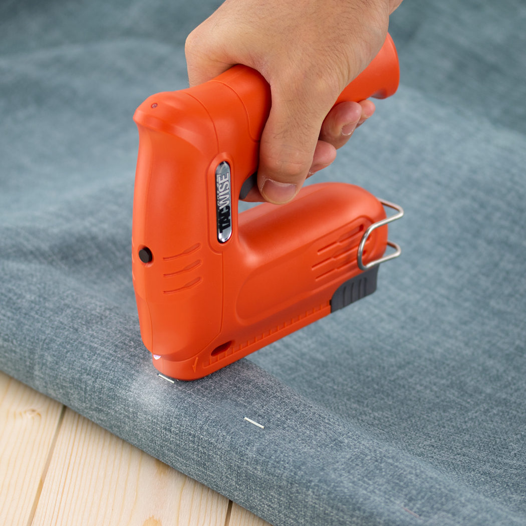 Hobby 53-13EL Cordless 4V Staple/Nail Gun with 6000 Staples and Storage Bag - Image 4